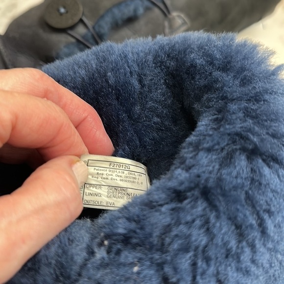 UGG navy suede sheepskin size 7 3 button boots great condition - Picture 6 of 8